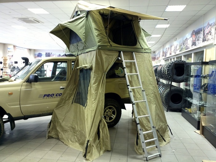 Палатка туристическая быстро раскладывающаяся СТОКРАТ для установки на крышу автомобиля с дополнительным тамбуром.
